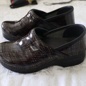 Dansko Clogs Womens 37 US 6.5 Black Patent Checkered Plaid Work Comfort Shoe